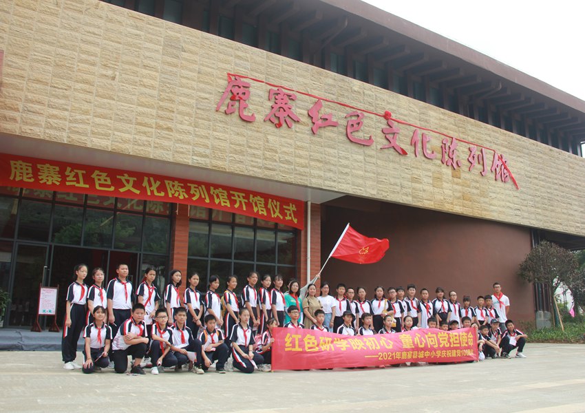 同學(xué)們參觀紅色文化陳列館。甘家潤(rùn)攝