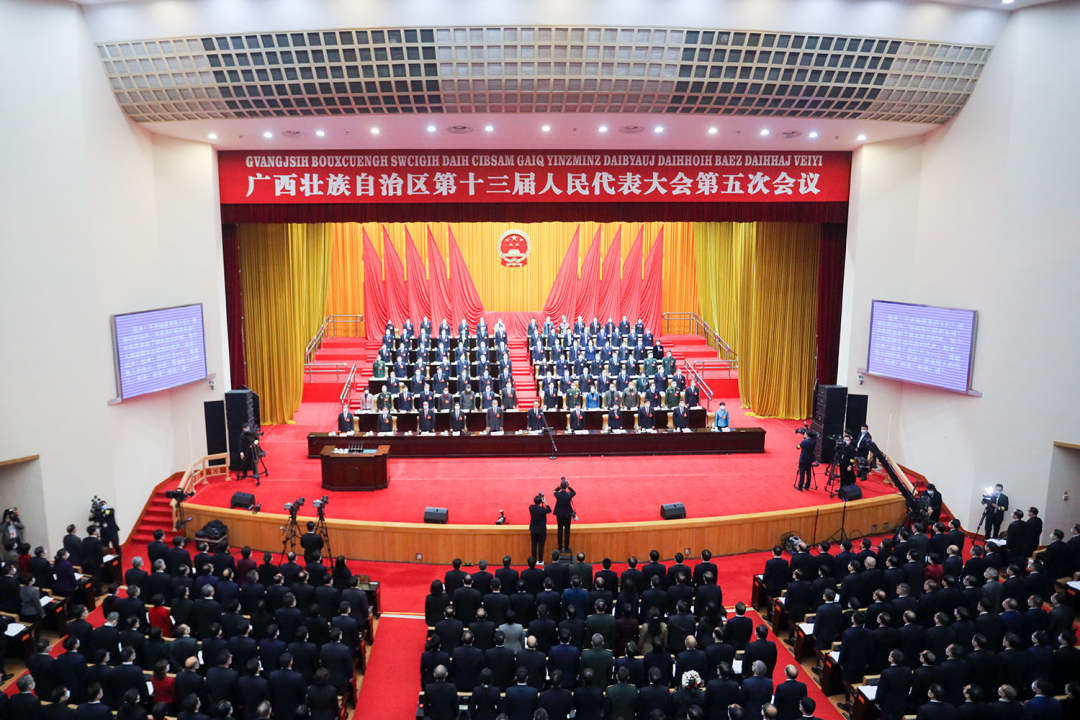 十三屆人大五次會(huì)議開幕，藍(lán)天立作政府工作報(bào)告