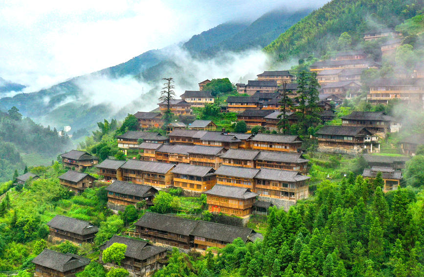 金江村依山而建的特色民宿。