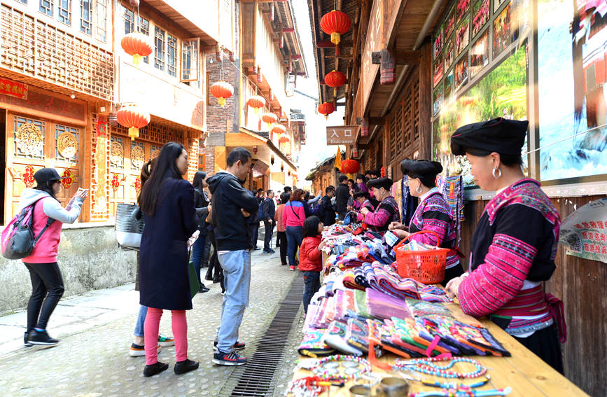 前來金江村旅游的游客絡(luò)繹不絕。潘志祥攝