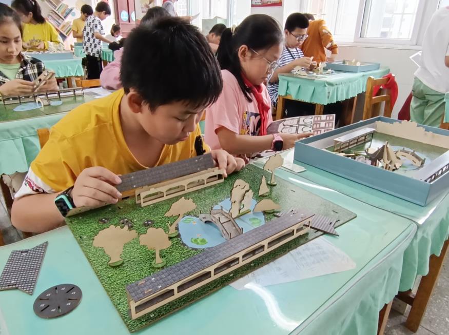 學生們正在搭建園林模型。柳州市育才路小學供圖