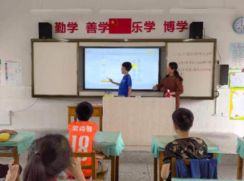 教師正在借助電教設備開展素質教育課程。
