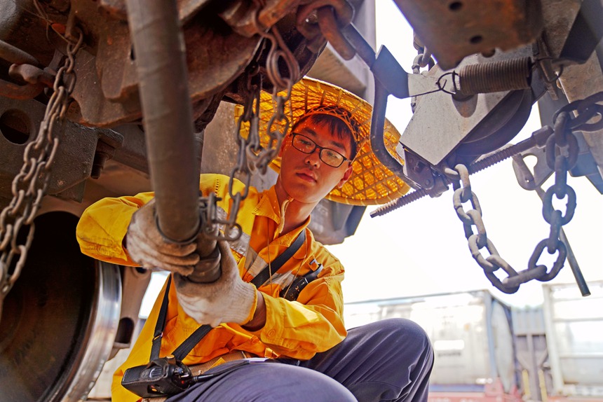 調(diào)車員對列車進(jìn)行排風(fēng)作業(yè)。白玨翠攝
