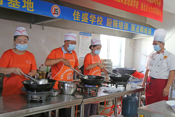 7月14日貴港市舉辦“八桂米粉師傅”勞務(wù)品牌傳統(tǒng)螺螄粉烹制專項職業(yè)能力培訓。（張思攝）.jpg