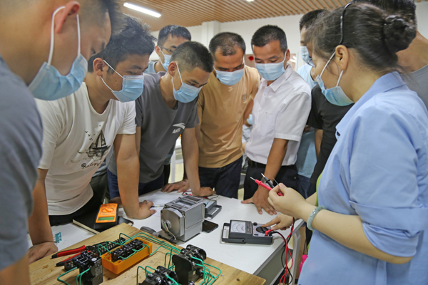 7月14日貴港市退役士兵職業(yè)技能培訓電工班正在舉行。（張思攝）.jpg
