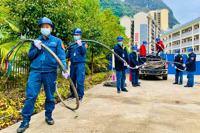 凌云供電公司黨員服務(wù)隊隊員在搶修供電線路。陸文軍攝