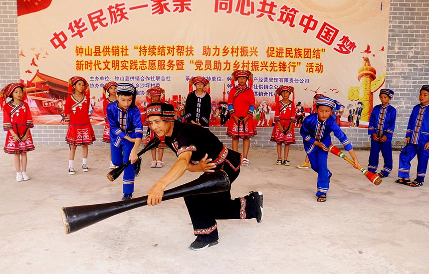 兩安瑤族鄉(xiāng)“非遺”傳承人向孩子們傳授羊角長鼓舞動(dòng)作要領(lǐng)。廖超文攝