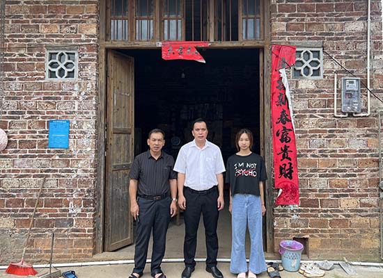 鄉(xiāng)、村領(lǐng)導(dǎo)上門祝賀。毛強攝