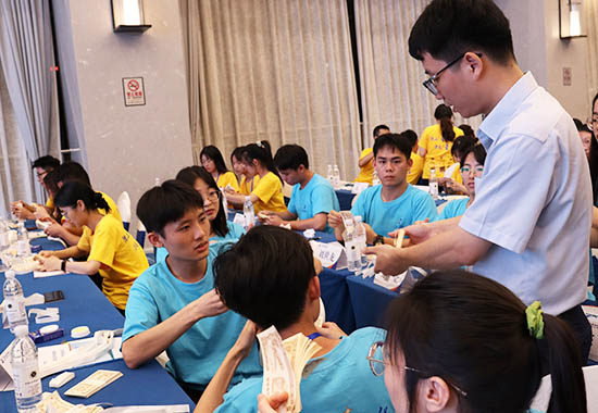 授課老師與新員工交流點(diǎn)鈔技巧。北部灣銀行供圖
