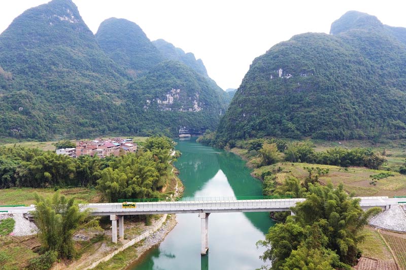國道357線羅城至環(huán)江二級公路環(huán)江縣長美大橋，遠處山邊即是山高水長風景區(qū)