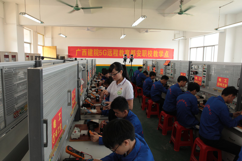 圖2為廣西建設(shè)職業(yè)技術(shù)學(xué)院“打工課堂”5G都安職校遠(yuǎn)程教學(xué)。