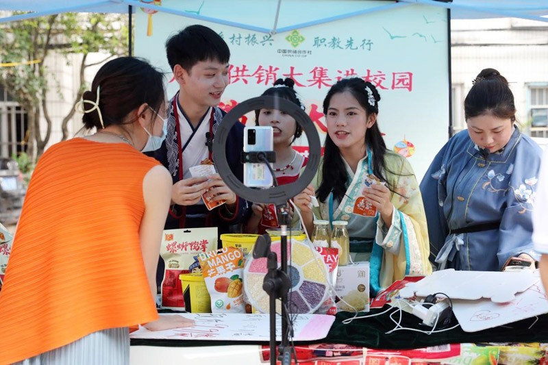 學(xué)校電子商務(wù)師生團(tuán)隊(duì)開展線上直播銷售農(nóng)產(chǎn)品。