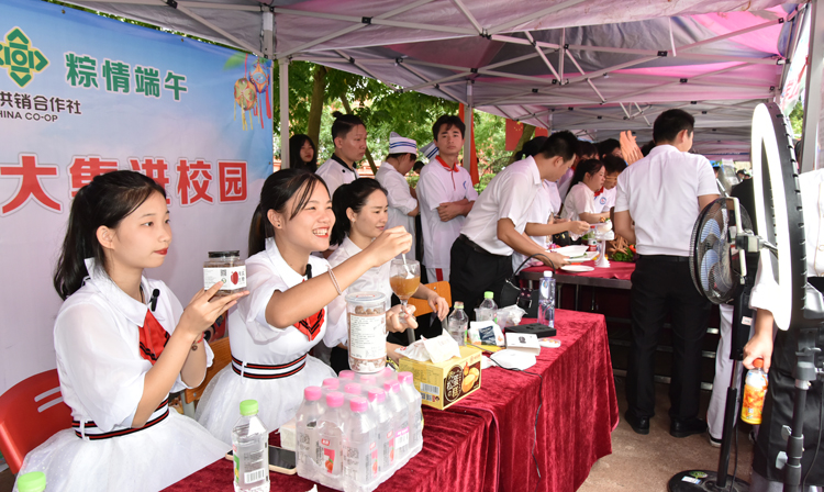 學(xué)校電子商務(wù)專業(yè)學(xué)生直播帶貨。