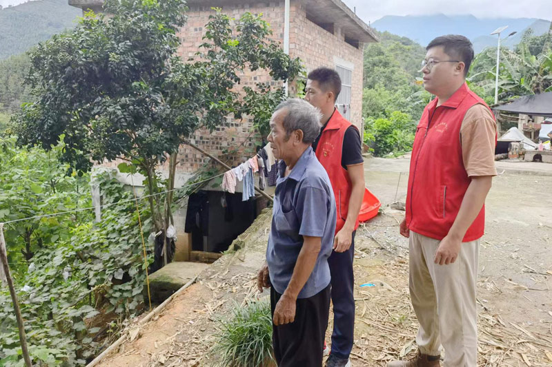 實地查看李貴進戶受災情況。