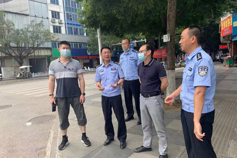 學校智慧交通科研團隊開展實地勘察活動。