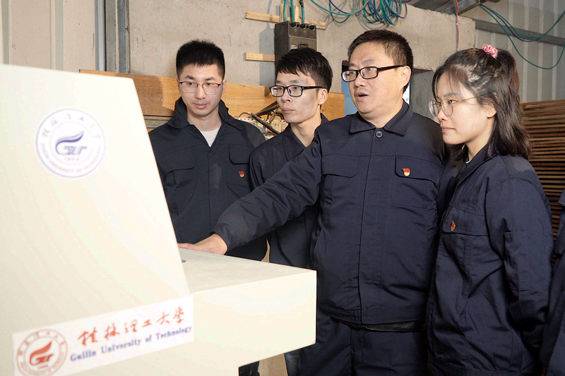 學(xué)校機(jī)控學(xué)院專家團(tuán)隊(duì)在幫扶村開展“紅薯粉廠加工設(shè)備升級(jí)改造”項(xiàng)目。