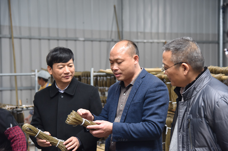 學(xué)校校長解慶林（左一）深入永富村，調(diào)研指導(dǎo)幫扶產(chǎn)業(yè)“永富紅薯粉發(fā)展項(xiàng)目”發(fā)展。