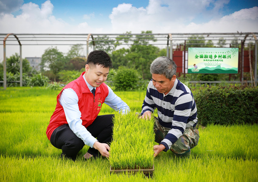 桂平聯(lián)社金融專員深入脫貧地區(qū)了解種植業(yè)企業(yè)發(fā)展情況，金融助推脫貧地區(qū)產(chǎn)業(yè)迅速發(fā)展。