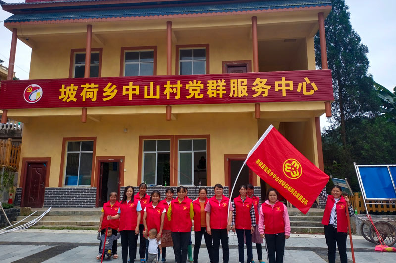 2022年6月15日那坡縣坡荷鄉(xiāng)中山村環(huán)保媽媽志愿服務(wù)隊(duì)開展田園綜合體建設(shè)環(huán)境清潔衛(wèi)生工作1