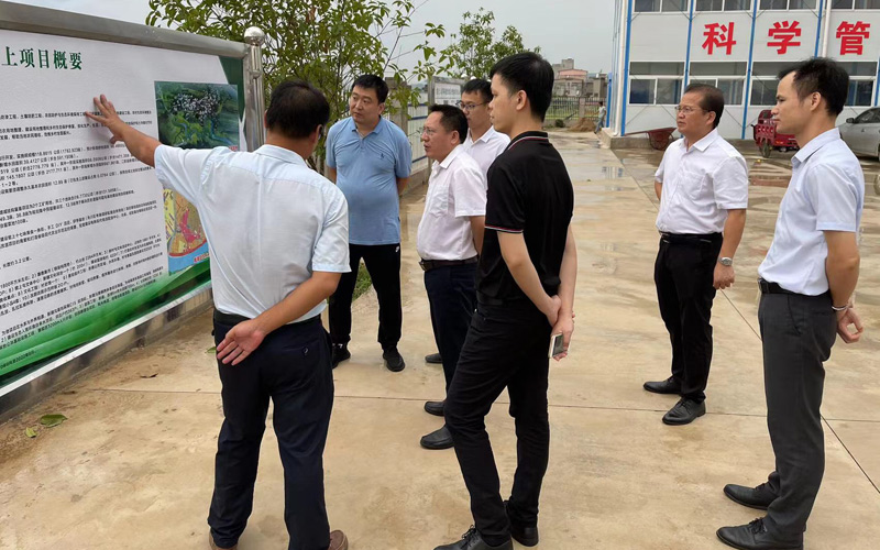 農(nóng)業(yè)銀行柳州分行工作人員實地調(diào)查鄉(xiāng)村風貌提升項目企業(yè)融資需求。