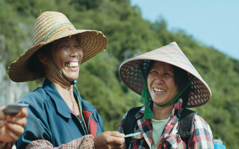 民生銀行給蔗農(nóng)們發(fā)放儲蓄卡，臉上洋溢著幸福的笑容。