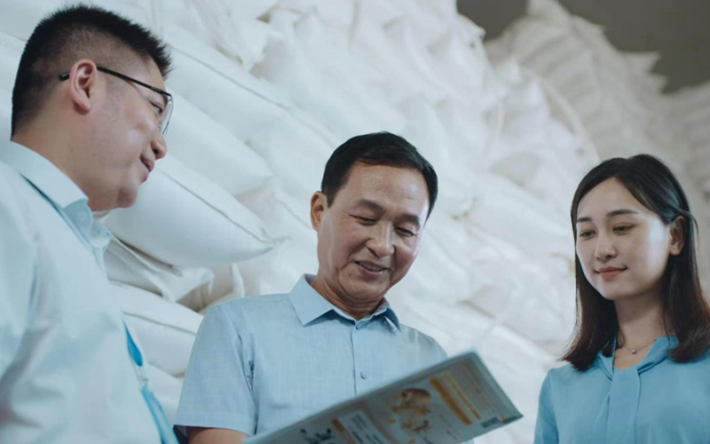 民生銀行對企業(yè)負責人講解對上游供應商的金融服務方案。