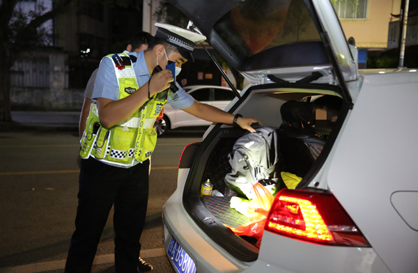 交警進(jìn)行夜查，嚴(yán)查各類違法行為。黃日深攝