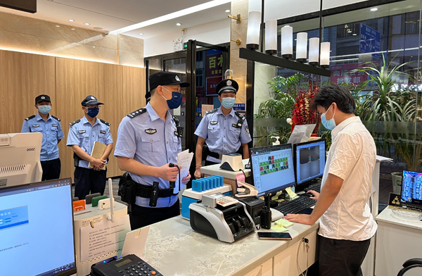 民警到賓館進行檢查。黃日深攝