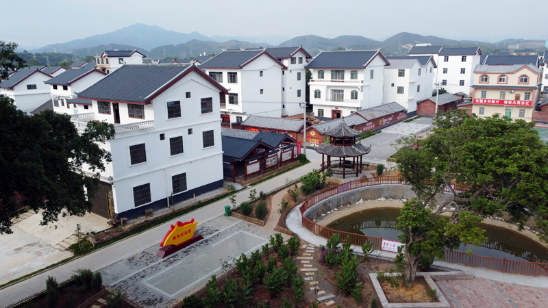 右江區(qū)“兩高”沿線鎮(zhèn)容村貌龍景街道辦事處江鳳村那西屯節(jié)點改造。