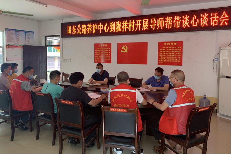 圖為該中心到鄉(xiāng)村振興聯(lián)系點開展導(dǎo)師幫帶談心談話現(xiàn)場。　何昕憶攝