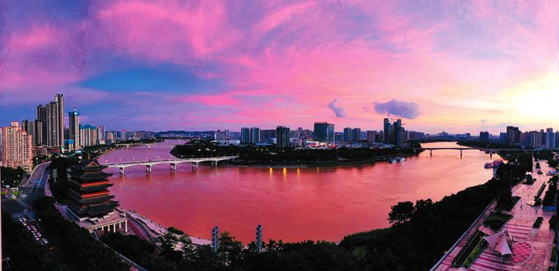  昨日傍晚，漫天晚霞與美麗邕江相映紅。記者宋延康攝