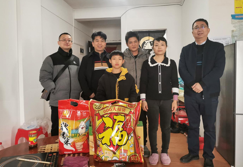 鐘山縣人民醫(yī)院領(lǐng)導(dǎo)班子到搬遷戶家中進(jìn)行春節(jié)送溫暖慰問活動。