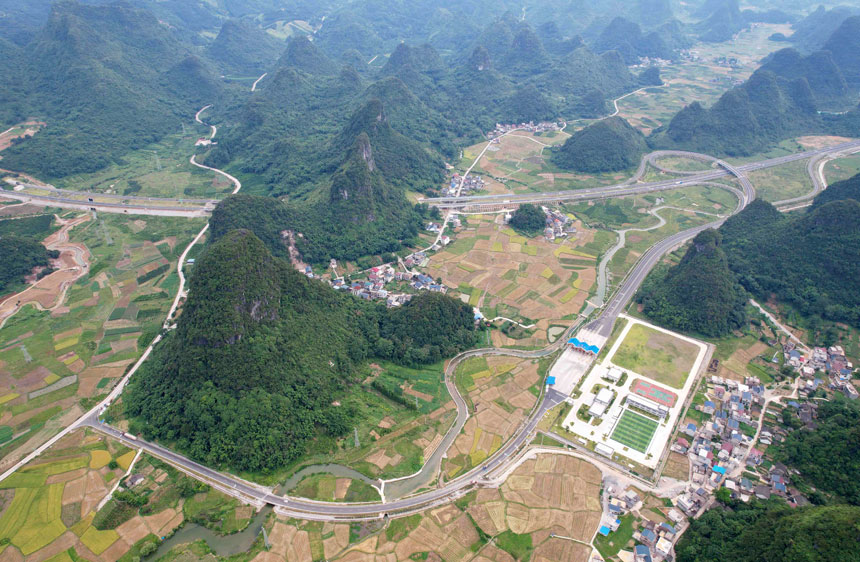 康莊大道助振興。