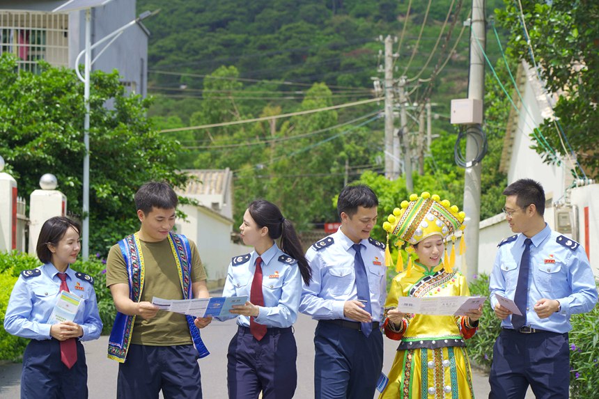 北海市稅務(wù)部門組建“稅費支持春風宣傳隊”，向北海市網(wǎng)紅打卡村流下村村民群眾、商戶流動講解宣傳新的組合式稅費支持政策