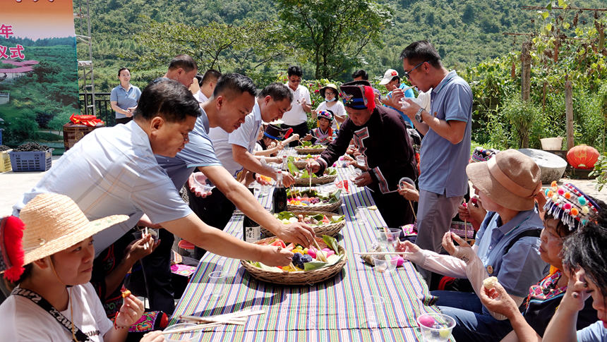 9月7日，廣西都安瑤族自治縣安陽鎮(zhèn)陽安社區(qū)群眾在品嘗篩箕宴，歡度豐收節(jié)。高東風(fēng)攝