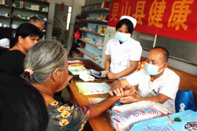 靈山縣開展家庭醫(yī)生日宣傳暨下鄉(xiāng)義診活動。