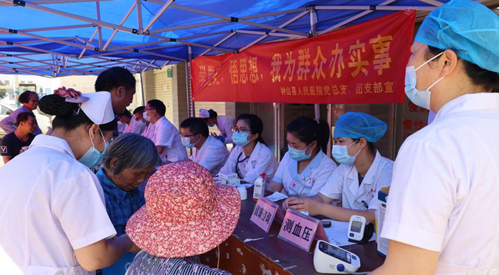 鐘山縣人民醫(yī)院：醫(yī)心為民 健康幫扶從2016年起，鐘山縣人民醫(yī)院組織全院218名幫扶干部結對幫扶清塘鎮(zhèn)大同村、新龍村貧困戶432戶，在全院幫扶干部的努力下，至2020年底幫扶對象實現(xiàn)全部脫貧。
