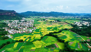 玉林市北流市民安鎮(zhèn)豐村深洞、石巖、懸崖、峭壁，在這里有融丹霞地貌與喀斯特地貌于一體的自然奇觀，在這里能追尋到千年以前鑄造銅鼓的發(fā)展遺跡，在這里田園與村舍相依相伴、人與自然和諧相處，她為宜居而來、為宜業(yè)而來、為宜游而來。[詳細] 