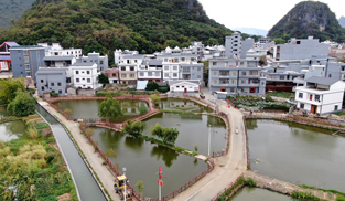 賀州市鐘山縣清塘鎮(zhèn)英家村她是遠近聞名的革命老區(qū)，是具有近千年悠久人文歷史的繁華古鎮(zhèn)，在新時代鄉(xiāng)村振興的道路上，“黨建引領(lǐng)”與“現(xiàn)代治理”深度融合，“一領(lǐng)+三主”“雙會兩書”“五支群眾隊伍”等舉措創(chuàng)新實施，為全區(qū)加強和改進鄉(xiāng)村治理提供了英家方案。[詳細] 