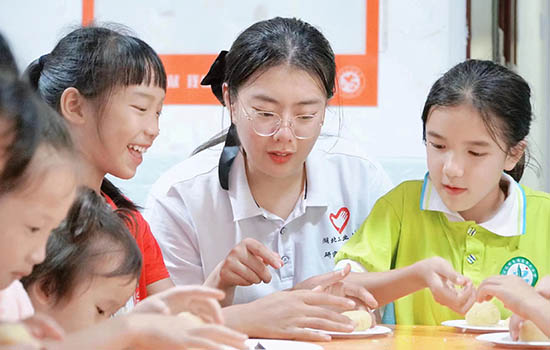 志愿者為搬遷戶子女義務(wù)教學(xué)。共青團(tuán)富川縣委供圖