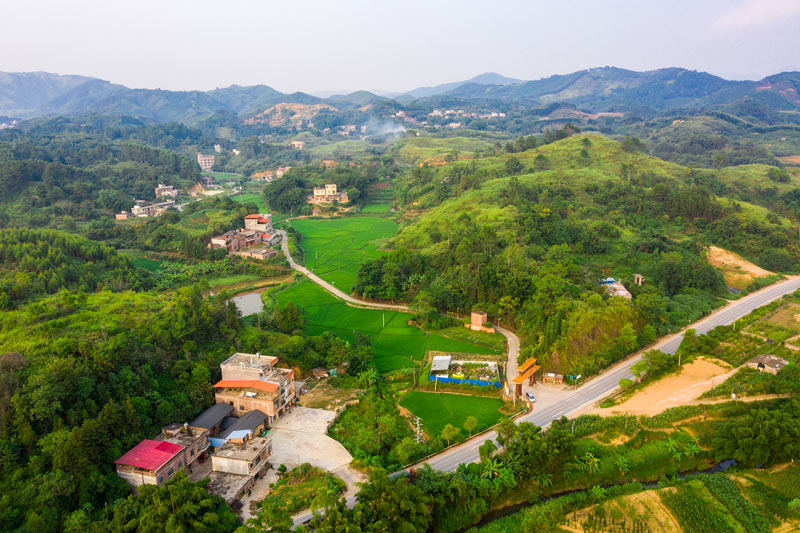 G324公路穿村而過(guò)的新龍村 玉案攝影