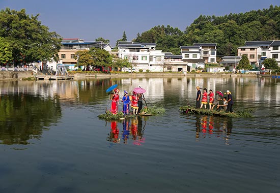 村民們在湖中對山歌。覃利認攝