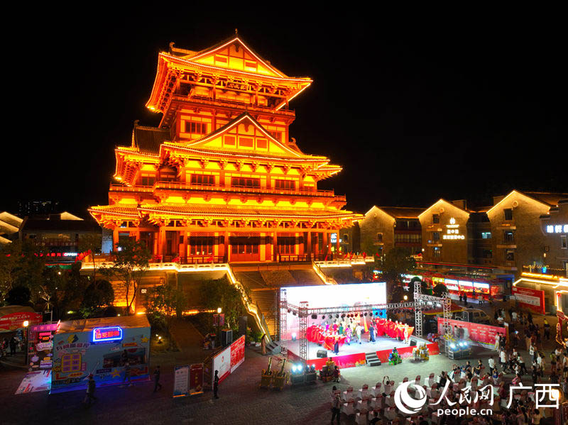 第十屆柳州螺螄粉美食節(jié)在柳州市窯埠古鎮(zhèn)舉行。人民網(wǎng) 付華周攝