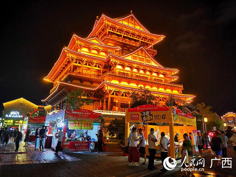 第十屆柳州螺螄粉美食節(jié)在柳州市窯埠古鎮(zhèn)舉行。人民網(wǎng) 付華周攝