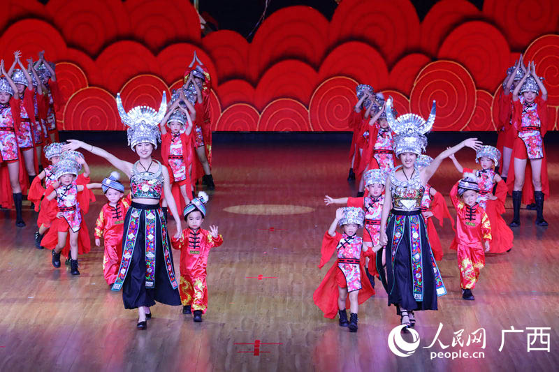 圖為柳州“東方夢工場”狂歡藝術節(jié)文藝演出。人民網(wǎng) 付華周攝