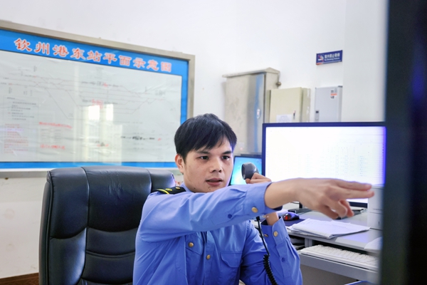 國慶假期，欽州東站鐵路職工堅守崗位。封榮權(quán)攝