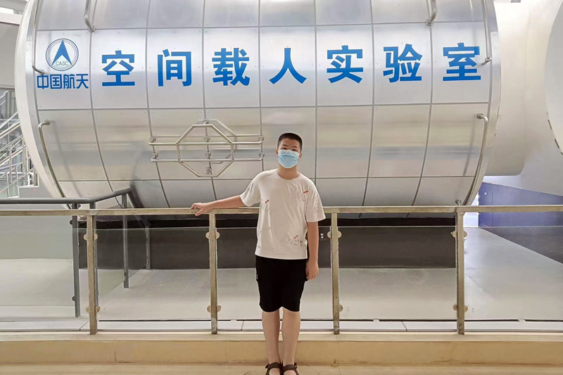 陸啟航同學(xué)到科技館參觀“空間載人實(shí)驗(yàn)室”。學(xué)校供圖