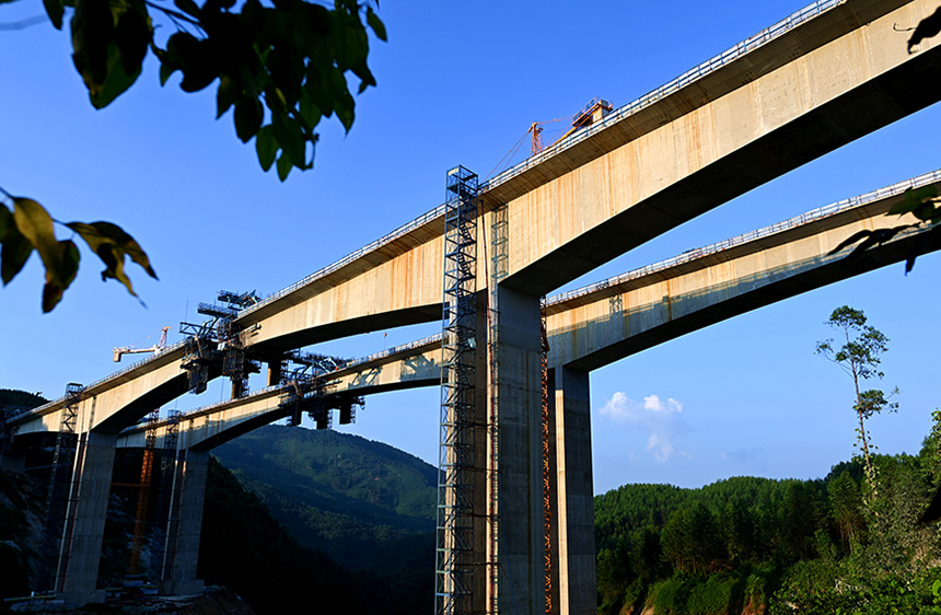 建設(shè)中的汪澆一號(hào)大橋。