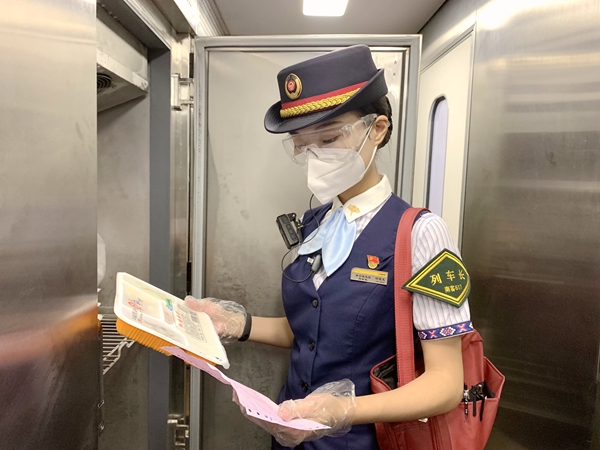 何雯玉檢查餐車食品。覃苗苗攝