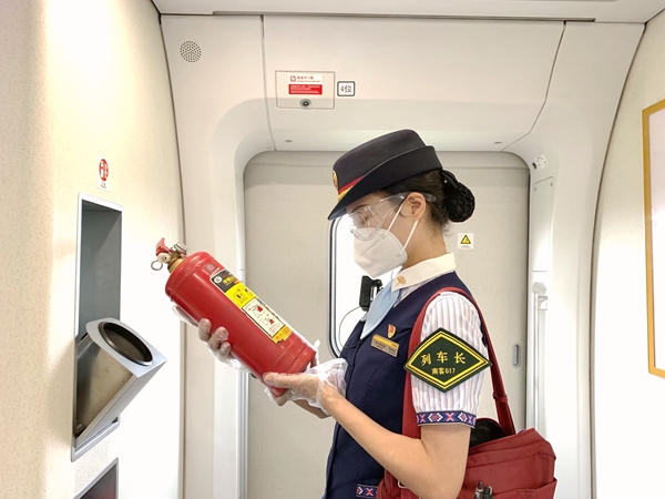 何雯玉檢查滅火器。覃苗苗攝